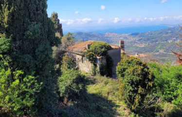 HISTORIC PALACE IN THE CENTRE OF LAUREANA CILENTO