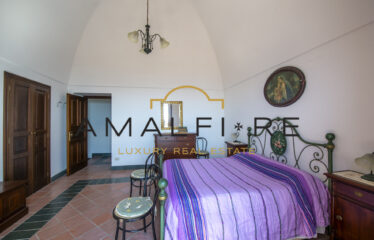 INDIPENDENT PROPERTY WITH GARDEN, TERRACE, AND PARKING SPACE IN CONCA DEI MARINI